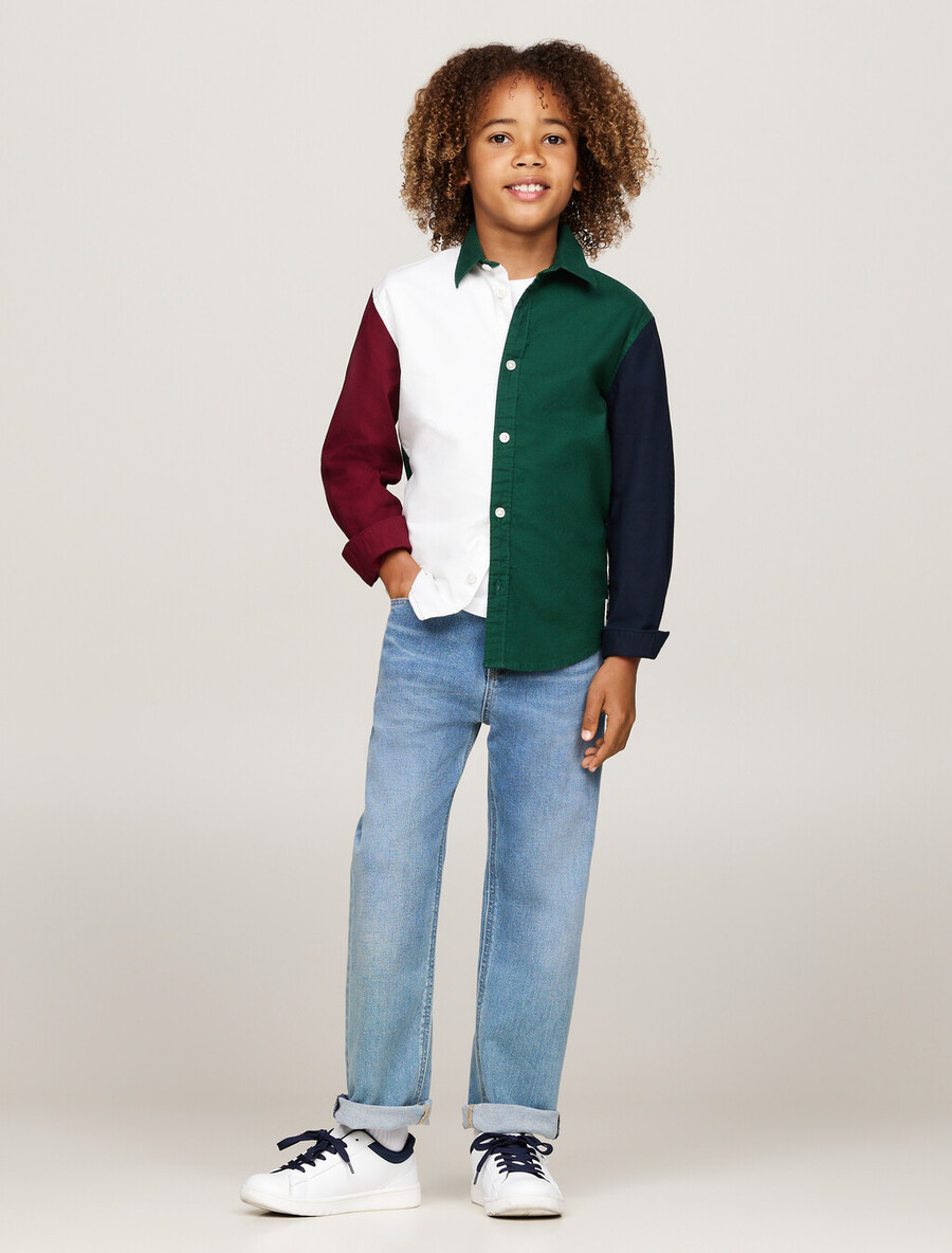 jungen-shirt mit farbblockmuster