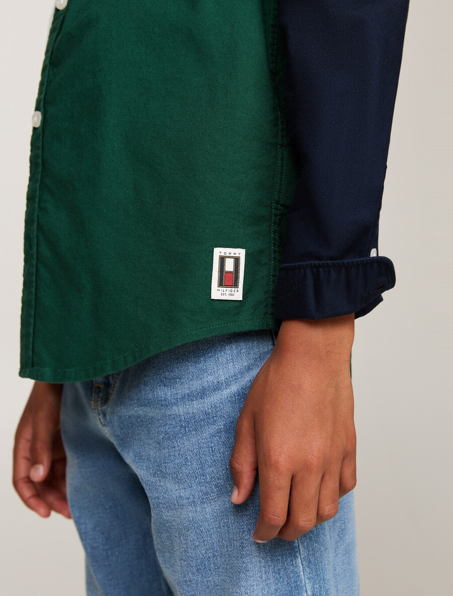 jungen-shirt mit farbblockmuster