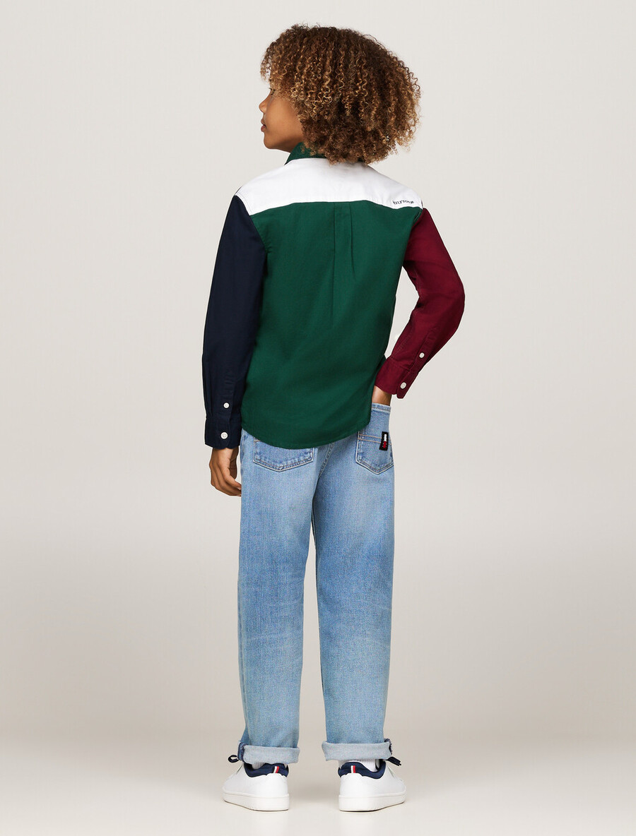 jungen-shirt mit farbblockmuster