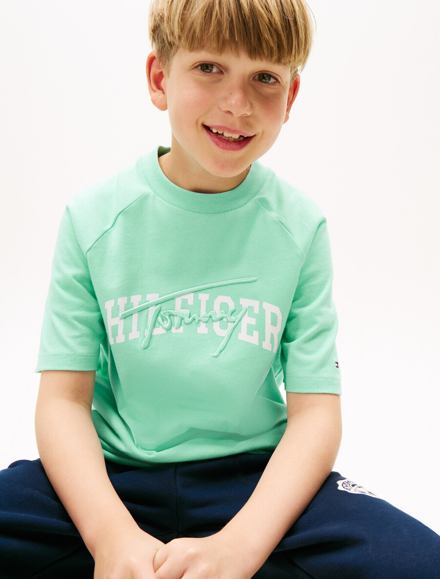 jungen t-shirt mit gemischtem grafikprint