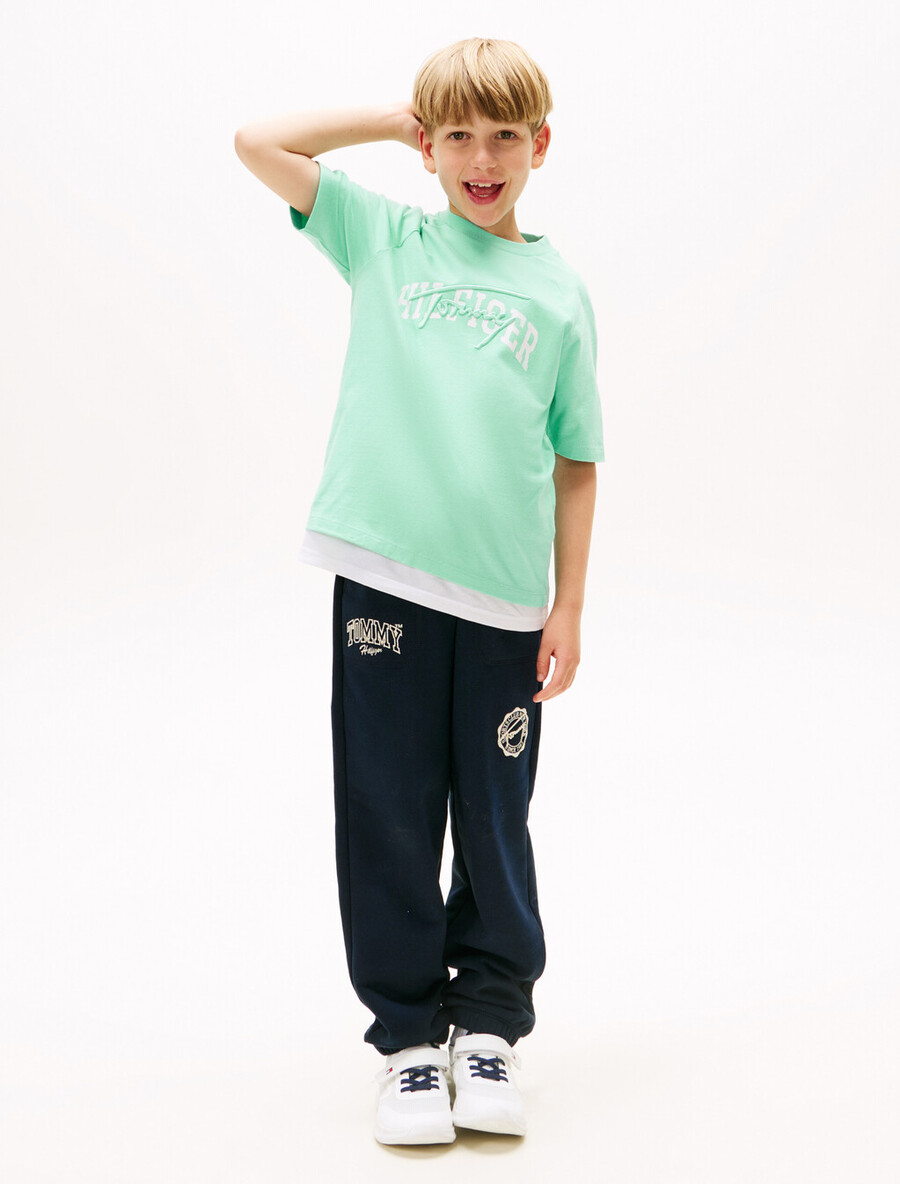 jungen t-shirt mit gemischtem grafikprint